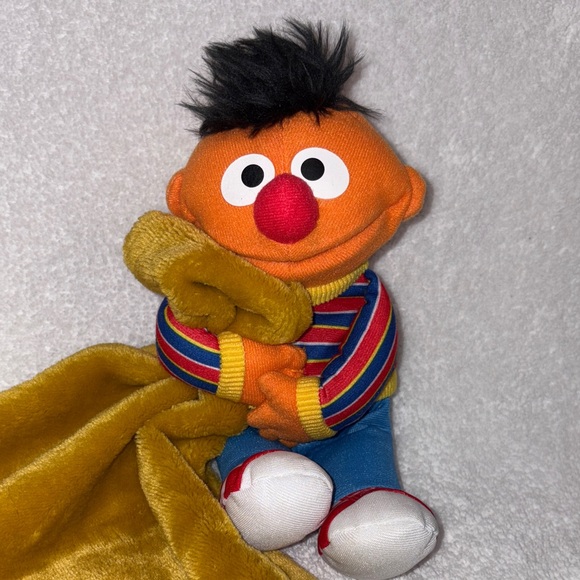 Hasbro Sesame Street Ernie Plush with Gold Blanket lovey security - Picture 2 of 7